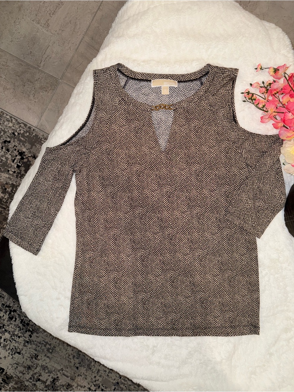 2 x 20$ Michael Kors Black and Cream Cold-Shoulder Knit Top Size M